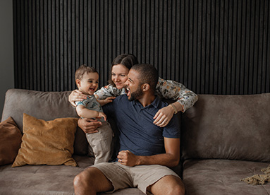 famiglia sul divano