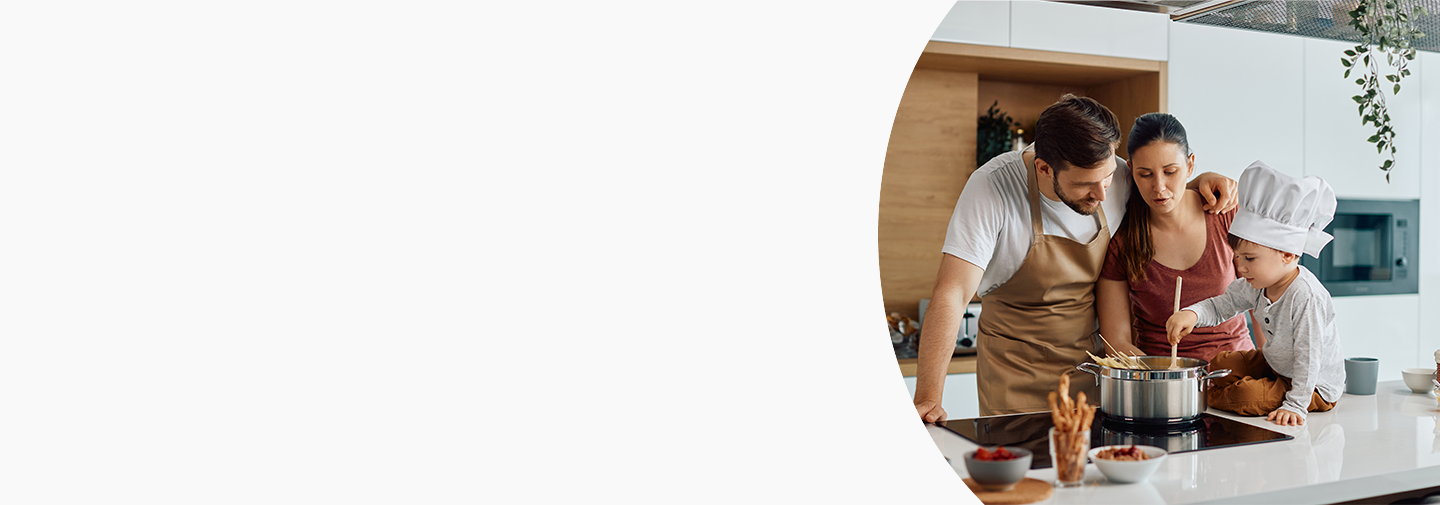 famiglia che cucina