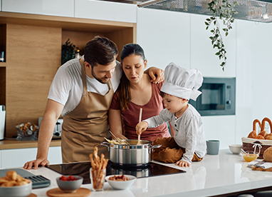 famiglia che cucina