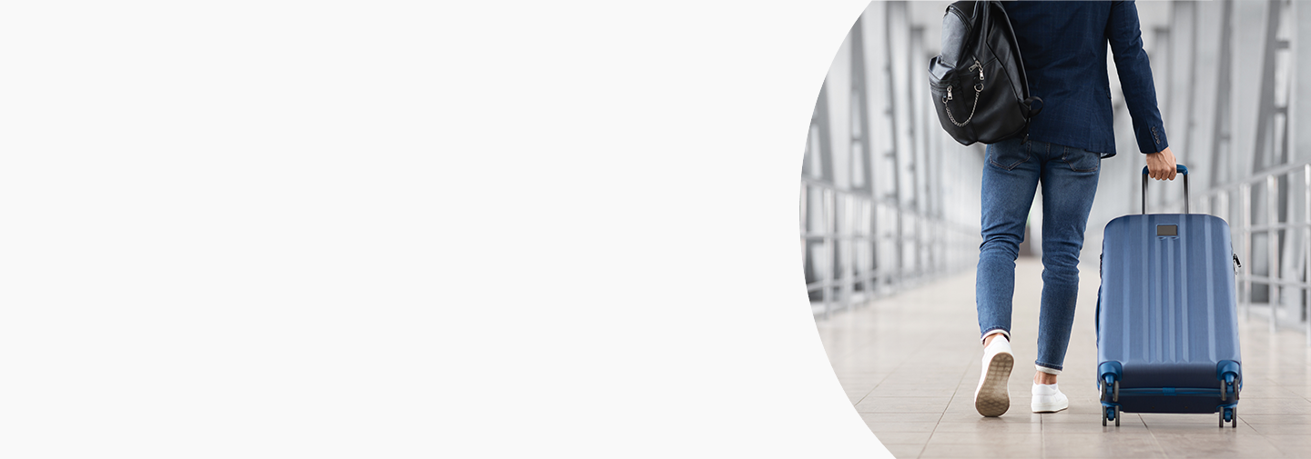 ragazzo con trolley in aereoporto