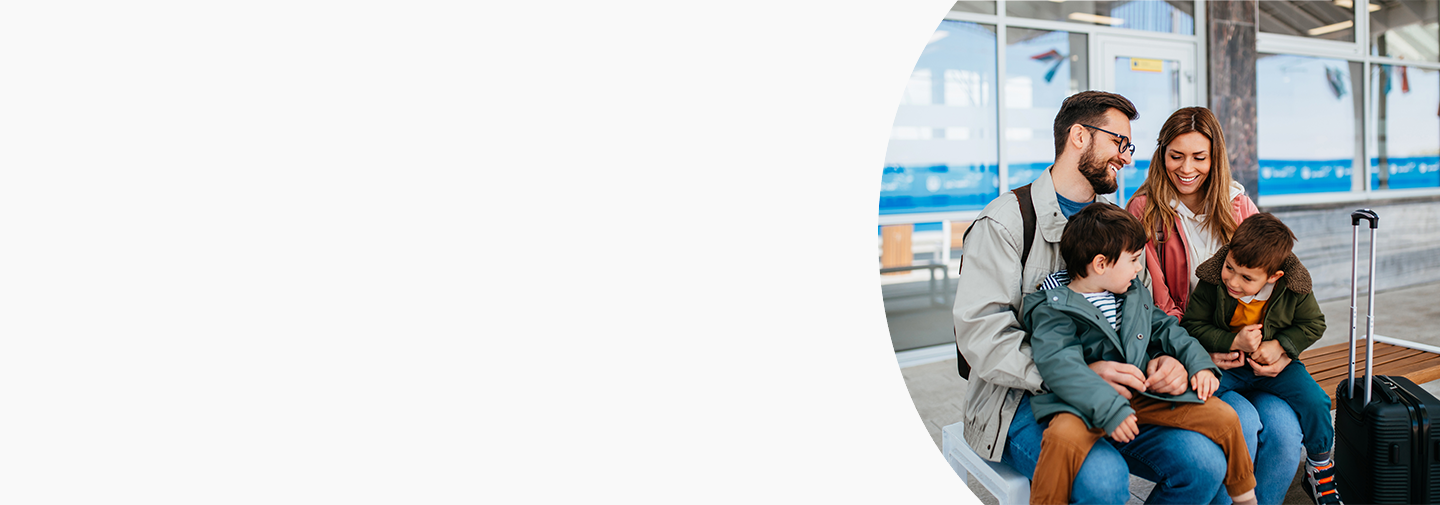 ragazza con famiglia in aereoporto
