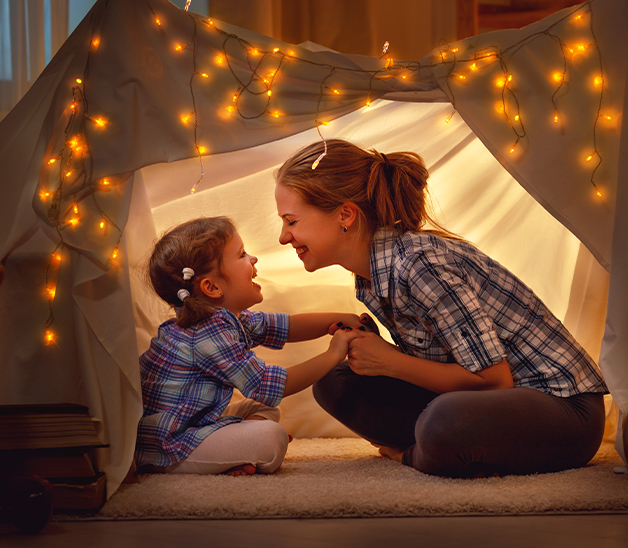mamma e bambino in tenda
